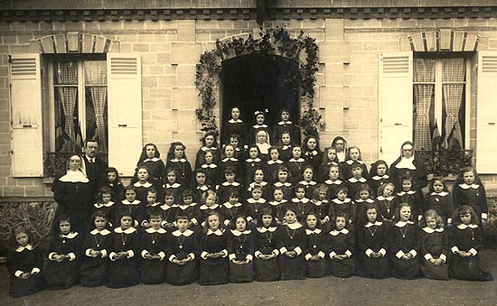 de 4 zusters en leerlingen van Wulpen in de schoolkolonie van Le Vésinet