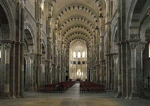 interieur van de romaanse H.-Magdalenabasiliek in Vézelay