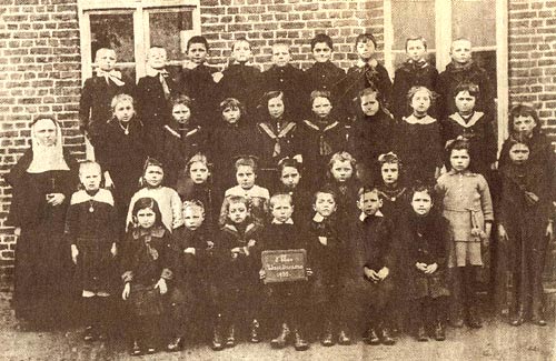 het 3de leerjaar van de lagere zusterschool (1922)