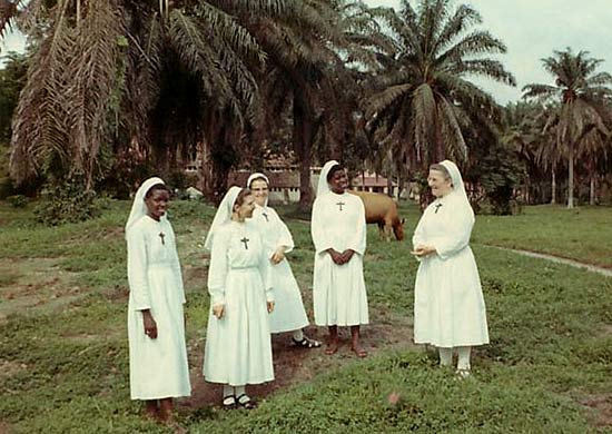 een onderonsje van Congolese en Vlaamse Ten Bunder-zusters (1968)