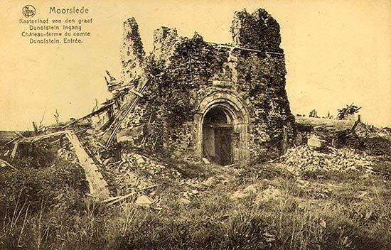 Het kasteelhof, herschapen in een ruïne na Wereldoorlog I.