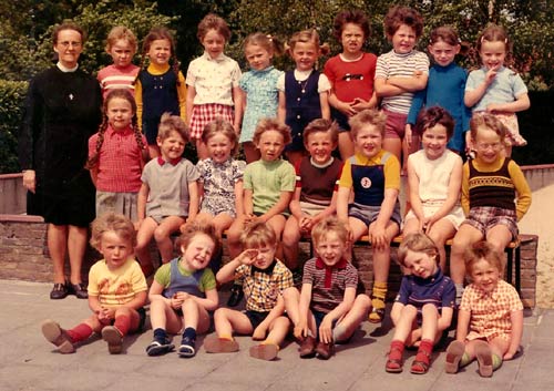 klasfoto schooljaar 1973-1974, met Zr Marie-Louise Waignein (staande links)