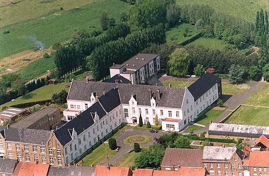 luchtfoto van het vorige klooster  en rusthuis, met links onderaan de lagere school (1960-2002)